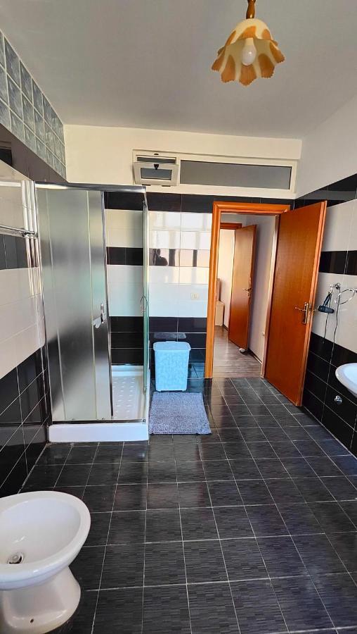 Appartamento Familiare Di Toni Shkodër Buitenkant foto